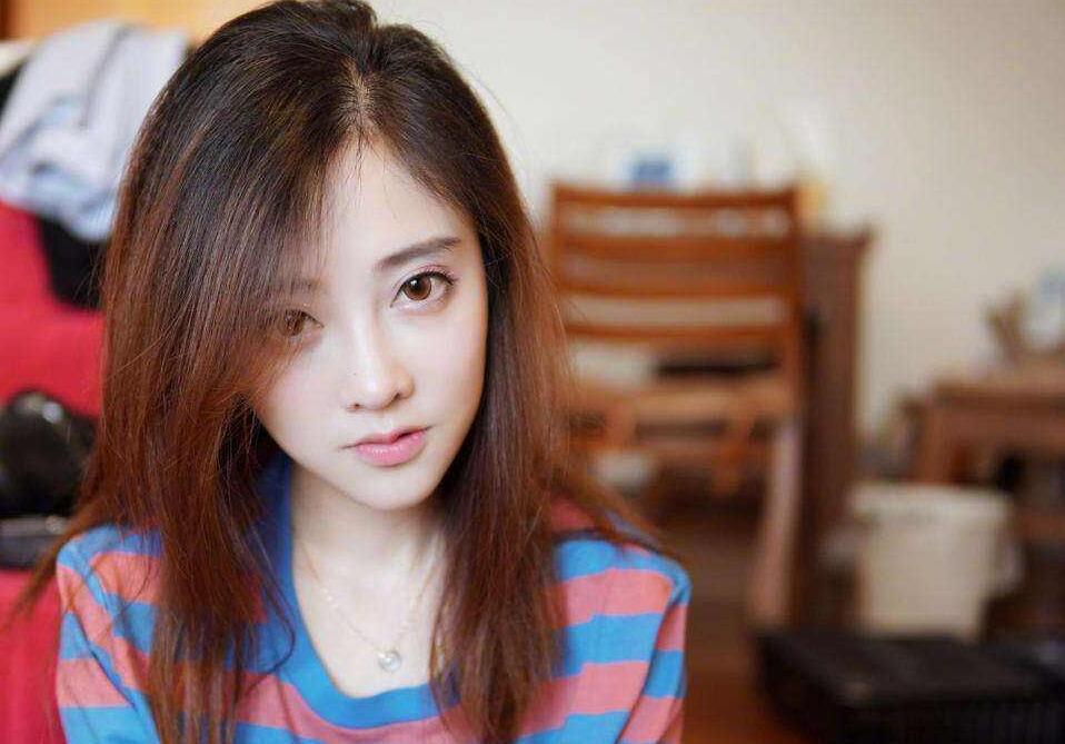 迪丽热巴闪耀登场快本新一期，美食与星光的小巷盛宴