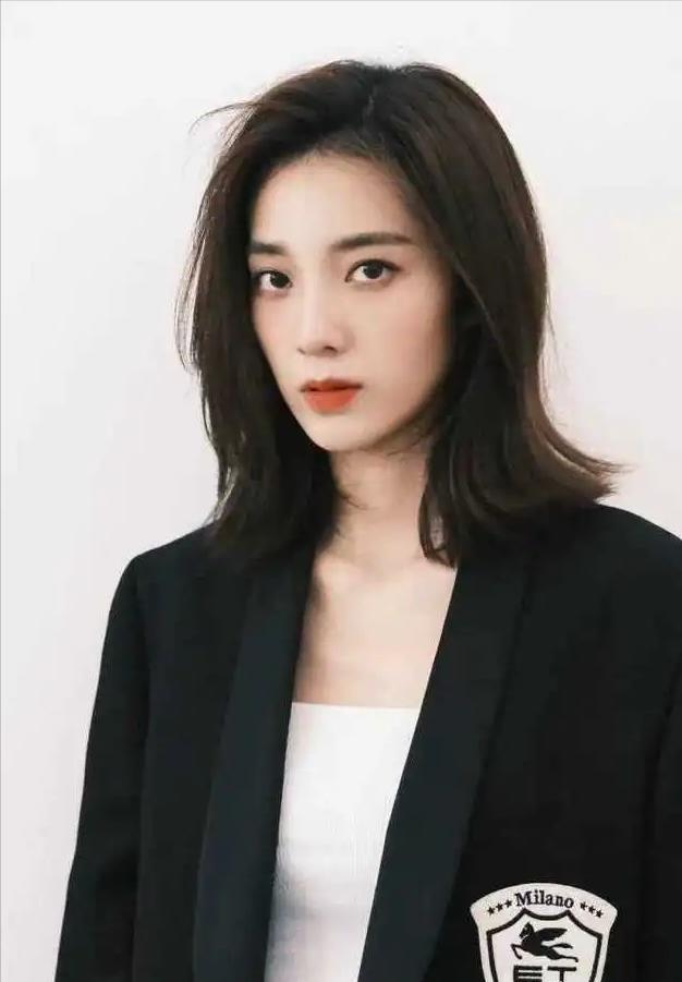 万鹏女演员,万鹏女演员，小巷深处的独特魅力与隐藏的美食秘境