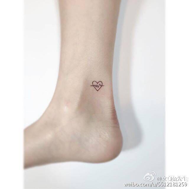 女生最新大腿纹身图案推荐，与大自然美景对话的旅行时尚之选