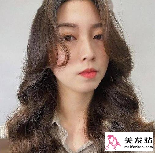 2025最新中长发型女步骤指南，时尚造型轻松打造